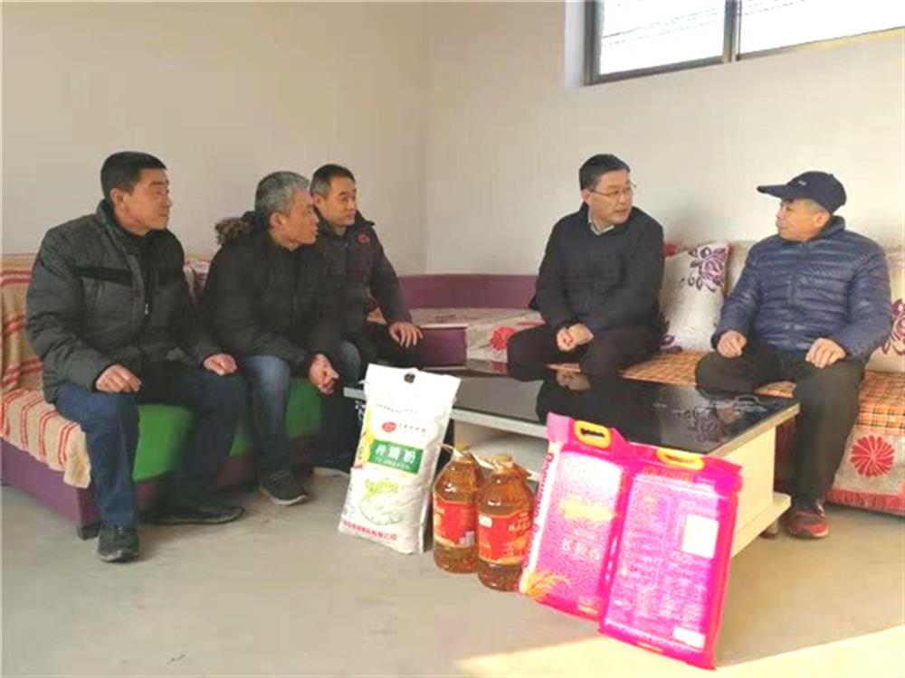 明升MS88体育登录节前走访慰问第一书记任职村困难群体