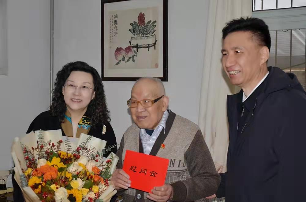 明升MS88体育登录党委副书记、总经理黄蓓走访慰问离休老干部、老党员