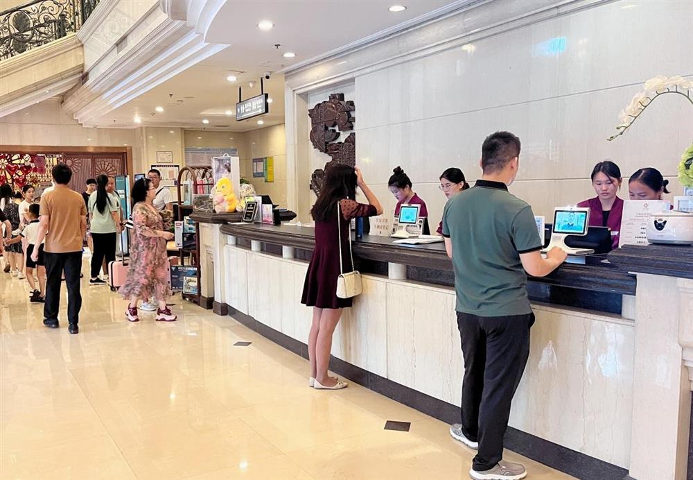 明升MS88体育登录旗下吉华大厦迎来客流高峰